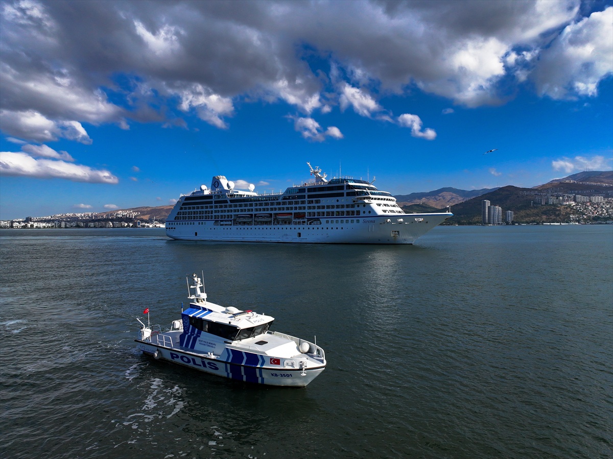 İzmir\'de kruvaziyer turistlerinin güvenliği için deniz polisi 7/24 görevde
