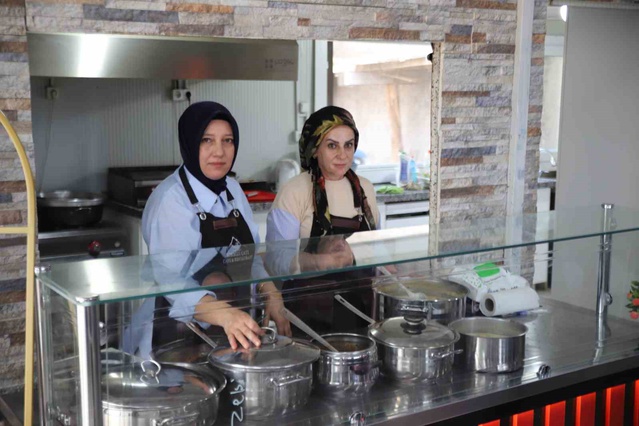 Depremde evi yıkılan Saliha Alıcı, Dünya Bankası hibesiyle 8 kadına istihdam sağladı