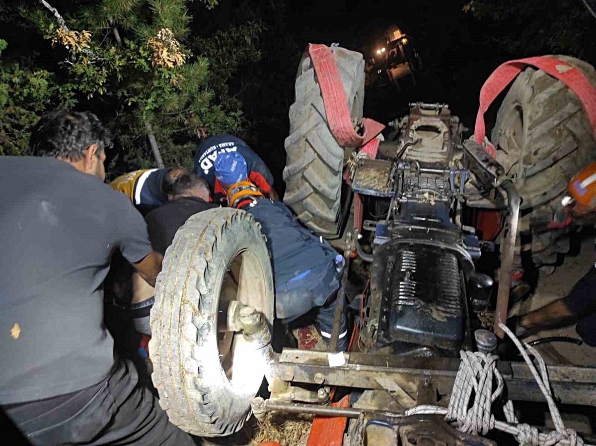 Kütahya Domaniç'te devrilen traktörün altında kalan 63 yaşındaki sürücü kurtarıldı