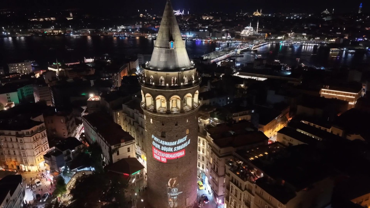 Galata Kulesi\'nde dezenformasyona karşı ışıklı mesajlar yansıtıldı