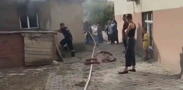 Elazığ Kovancılar'da odunluk ve kilerde çıkan yangın söndürüldü, hasar oluştu