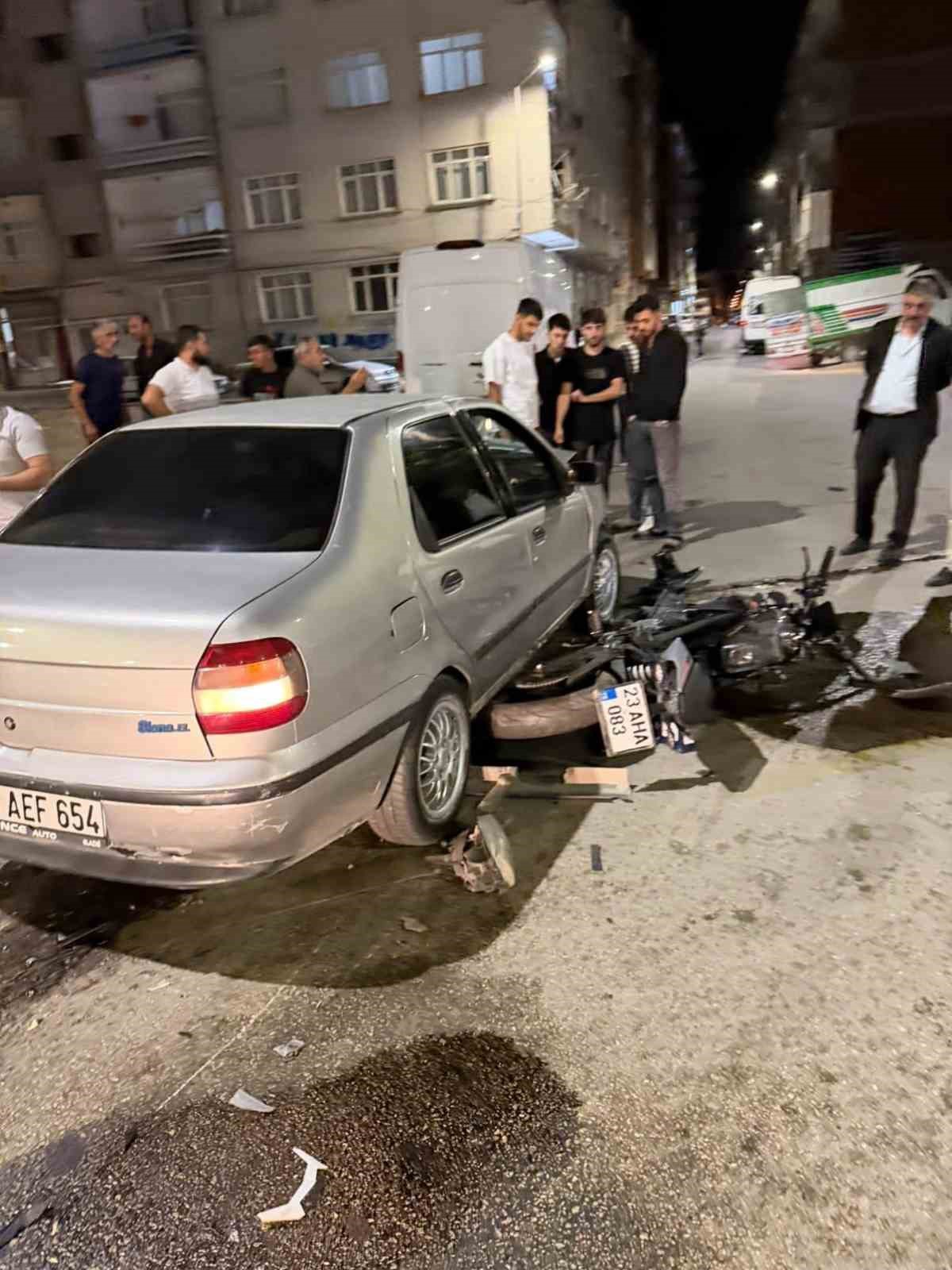 Elazığ\'da otomobil ile motosiklet çarpıştı, motosiklet sürücüsü yaralandı