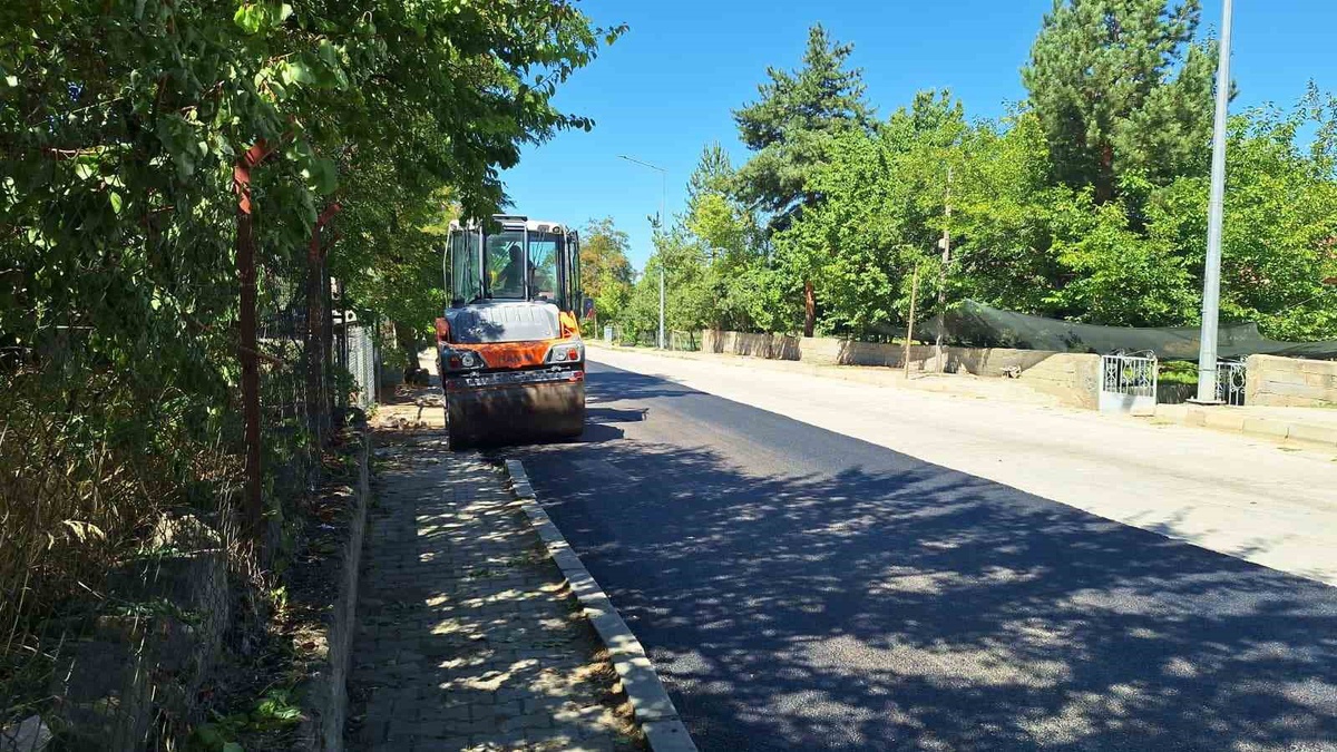 Erzincan Çağlayan'da sıcak asfalt çalışmaları sürüyor, Girlevik Şelalesi yolunda konfor artıyor