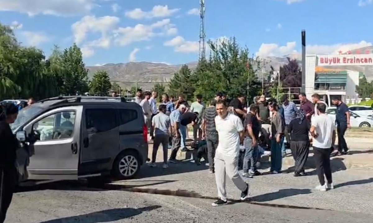 Erzincan'da İki Araç Çarpıştı: 4 Yaralı