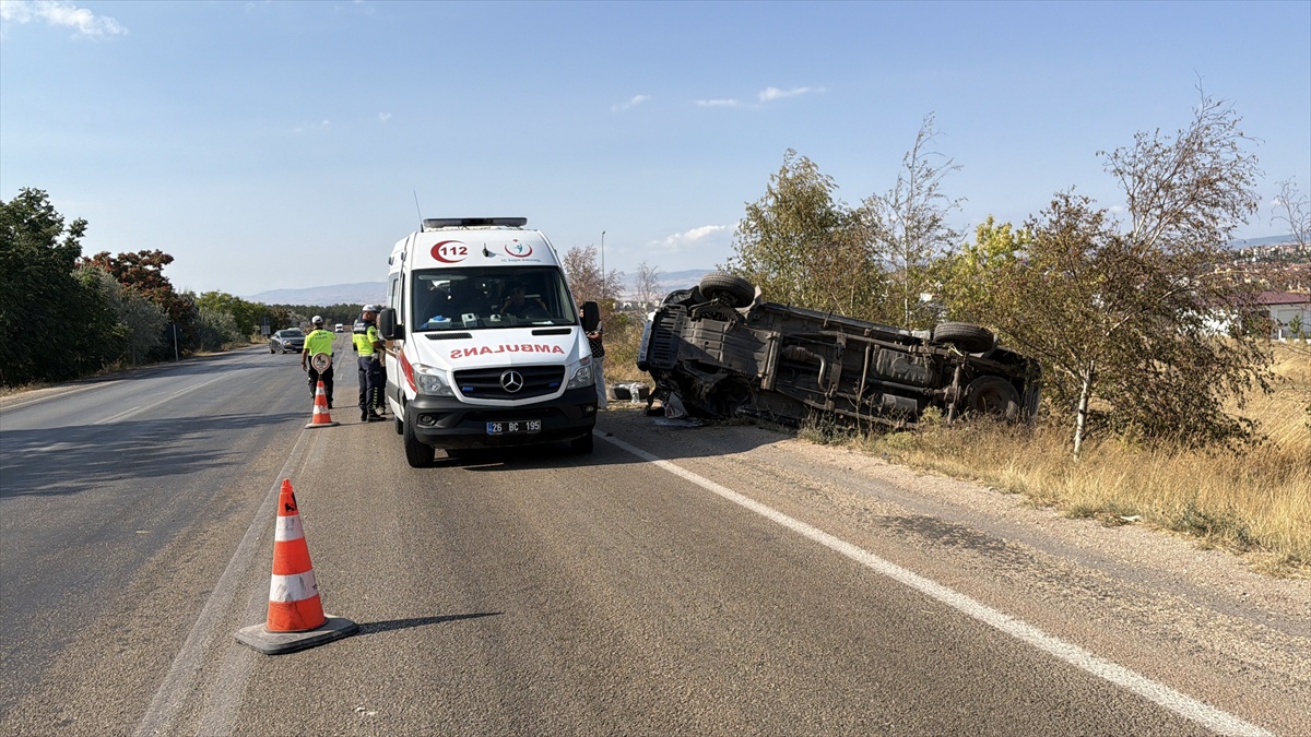 Eskişehir\'de kamyonet ile otomobil çarpıştı; devrilen kamyonette 2 kişi yaralandı