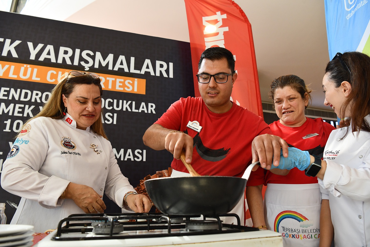 Eskişehir Tepebaşı\'nda down sendromlu 17 birey yemek yarışmasında hünerlerini sergiledi