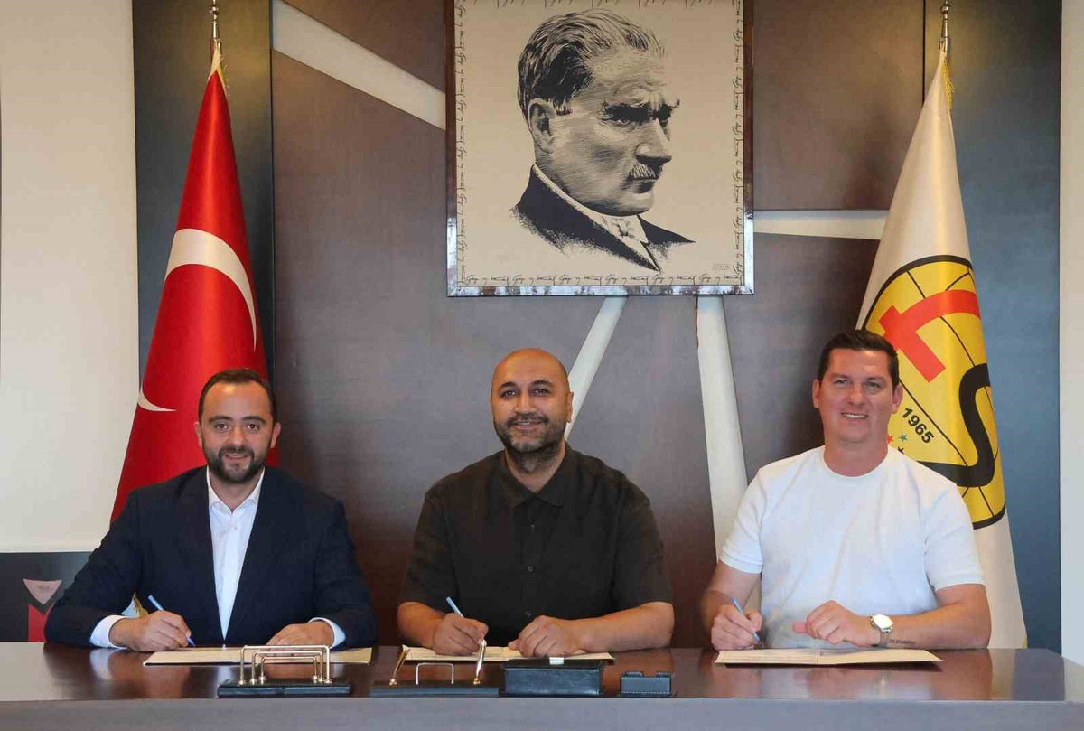 Başkan Ulaş Entok imza töreniyle Eskişehirspor Basketbol Akademisi'nin kuruluşunu duyurdu