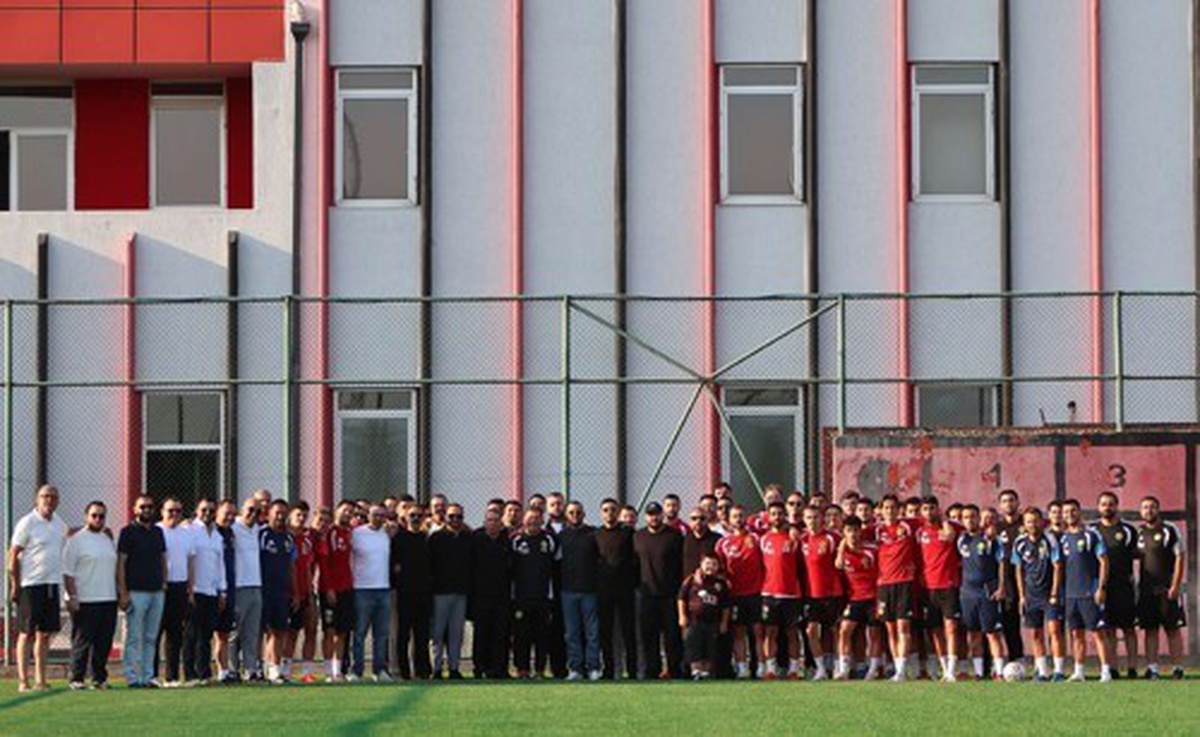 Eskişehirspor'a ETB'den Moral Ziyareti; Takıma Başarı ve Tatlı İkramı Yapıldı
