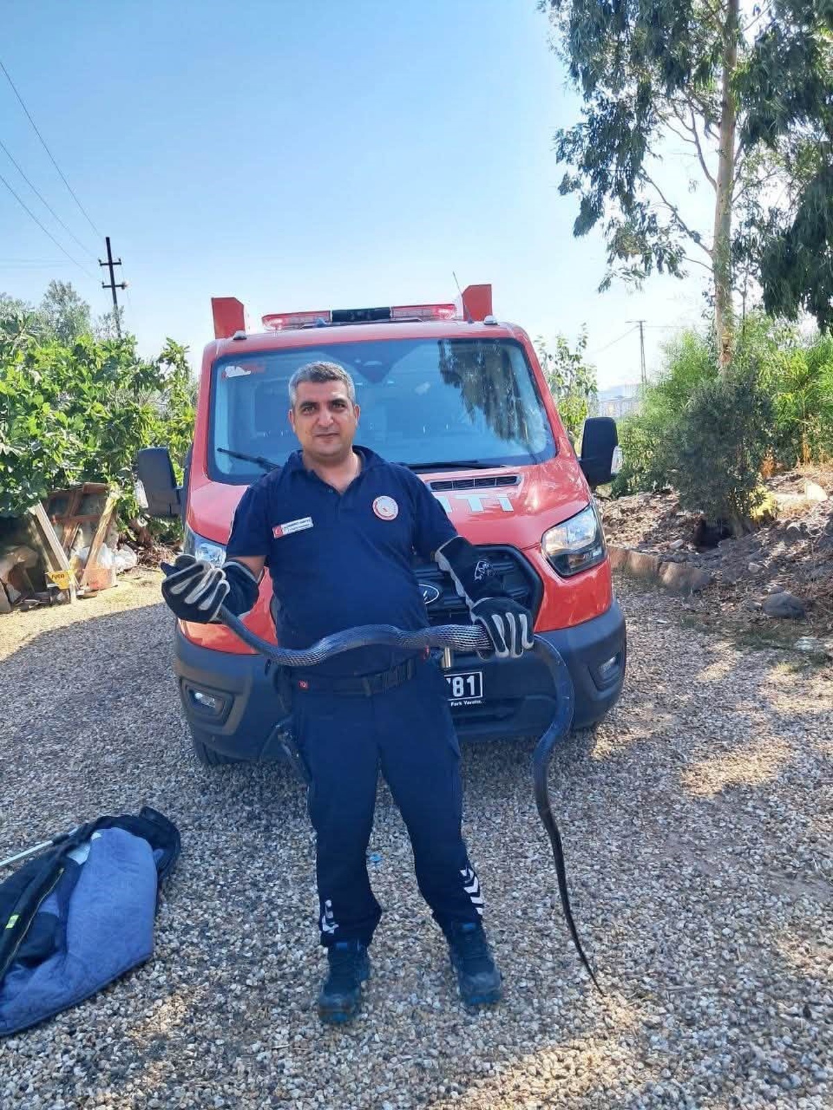 Hatay Antakya'da yaklaşık 2 metrelik kara yılan evin bahçesinde kıstırıldı