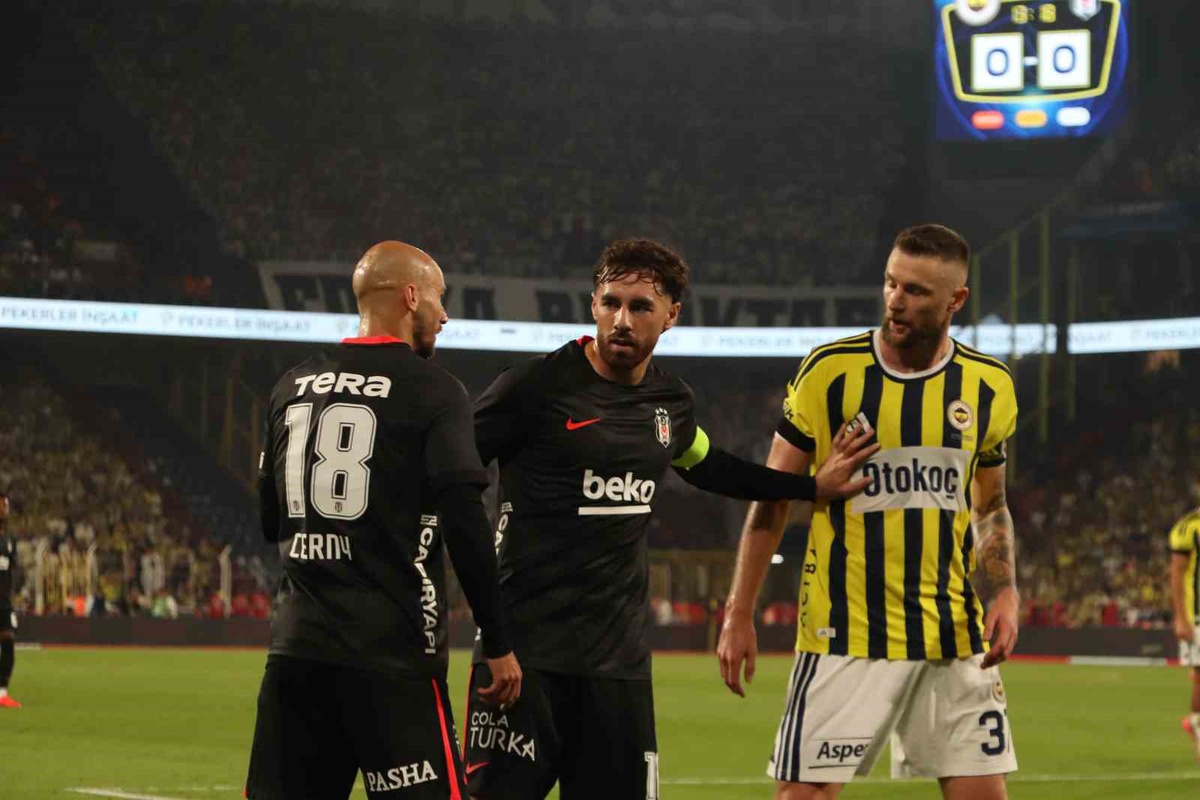 Fenerbahçe derbide Beşiktaş\'a 2-1 yenildi, ligde 6 puanda kaldı