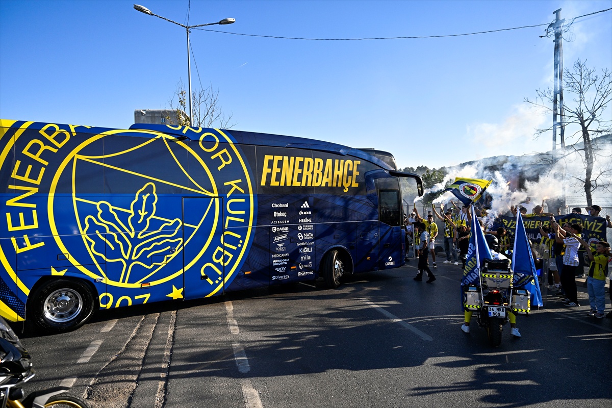 Fenerbahçe, Beşiktaş derbisi için taraftarların uğurlamasıyla stada hareket etti