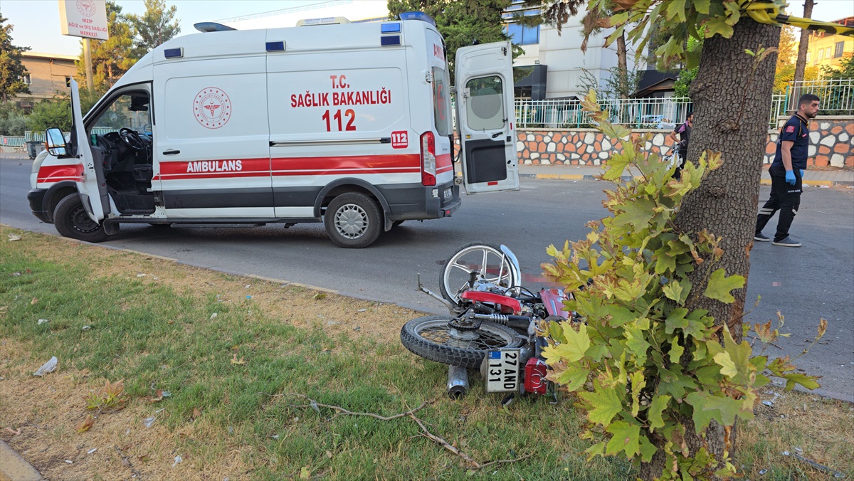 Nizip'te motosikletiyle refüje ve ağaca çarpan 14 yaşındaki çocuk hayatını kaybetti