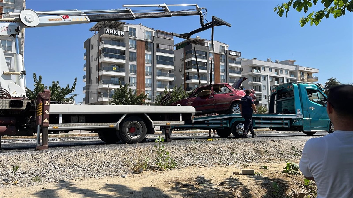 Aydın Germencik\'te otomobil kokoreç tezgahına çarptı, 2 kişi yaralandı