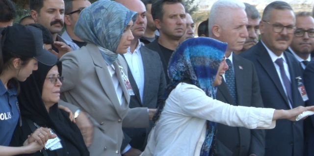 Görevi başında şehit olan polis memuru son yolculuğuna uğurlandı, ailesinin feryatları yürek dağladı