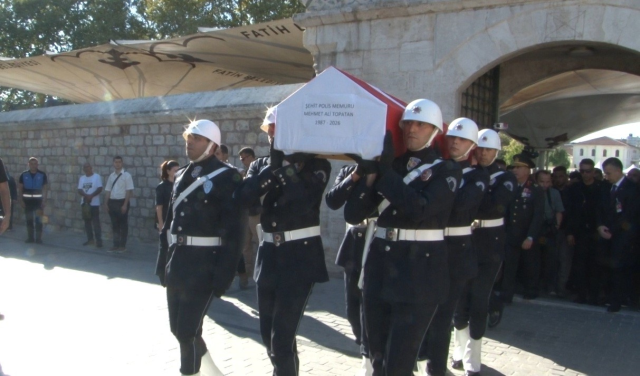 Görevi başında şehit olan polis memuru son yolculuğuna uğurlandı, ailesinin feryatları yürek dağladı