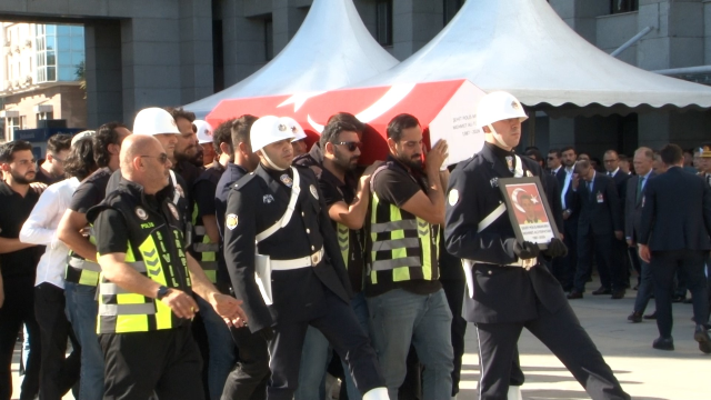 Görevi başında şehit olan polis memuru son yolculuğuna uğurlandı, ailesinin feryatları yürek dağladı