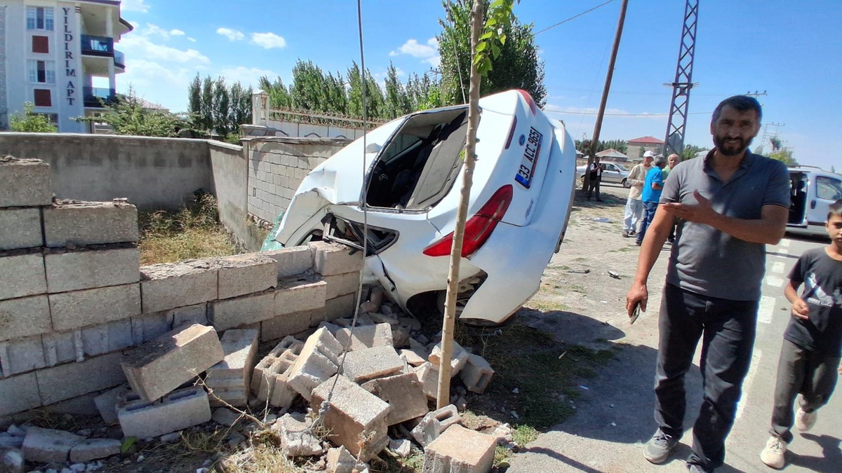 Ağrı Patnos'ta kavşakta iki araç çarpıştı; 1'i çocuk 4 kişi yaralandı