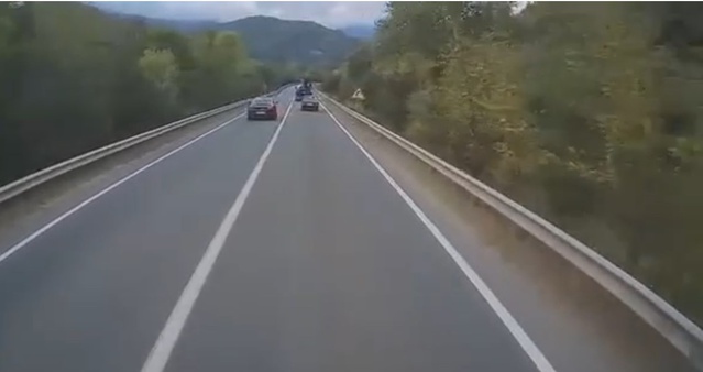 Karabük Yenice'de hatalı sollama kafa kafaya çarpışmaya saniyeler kala kamerada