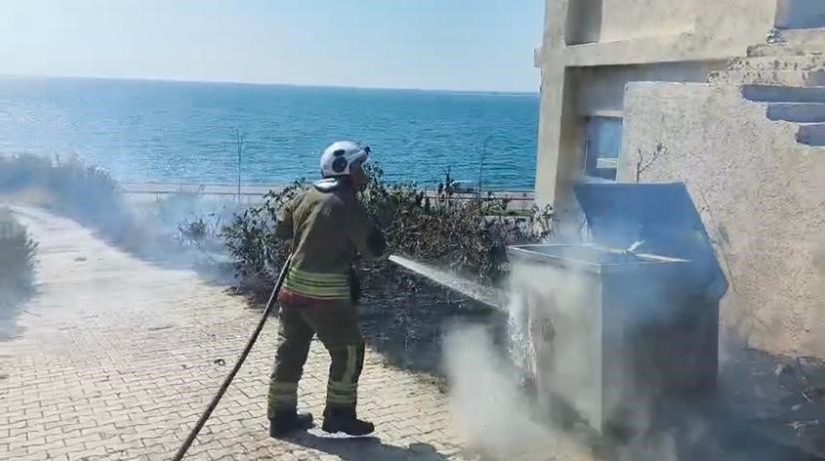 Hatay Arsuz\'da otluk alan yangını itfaiyenin hızlı müdahalesiyle büyümeden söndürüldü