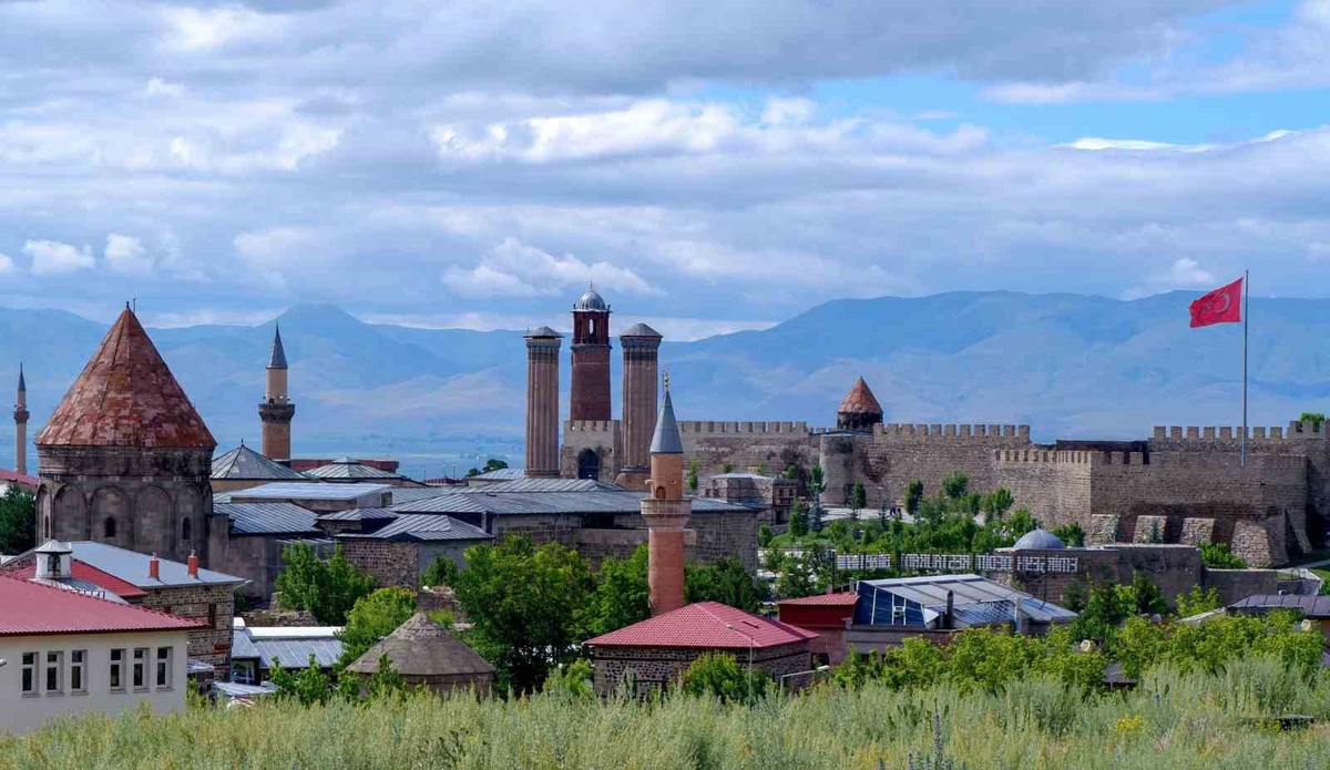 Herkes memleketine dönseydi Erzurum, Türkiye'nin 8. büyük ili olurdu