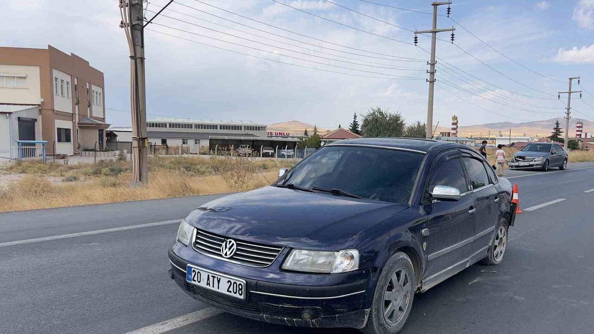 Bolvadin Çay karayolunda iki otomobil çarpıştı; yabancı plakalı araç sürücüsü M.O. yaralandı