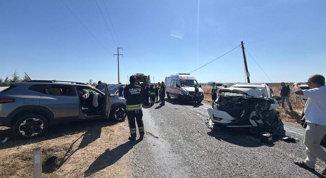 Tekirdağ Çorlu'da iki otomobil kafa kafaya çarpıştı, 5 kişi yaralandı