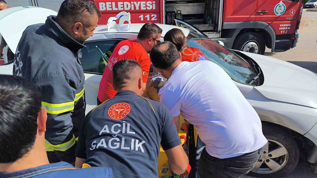 Tokat Niksar\'da iki otomobil çarpıştı, kavşaktaki kazada 4 kişi yaralandı