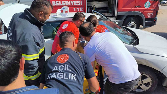 Tokat Niksar'da iki otomobil çarpıştı, kavşaktaki kazada 4 kişi yaralandı