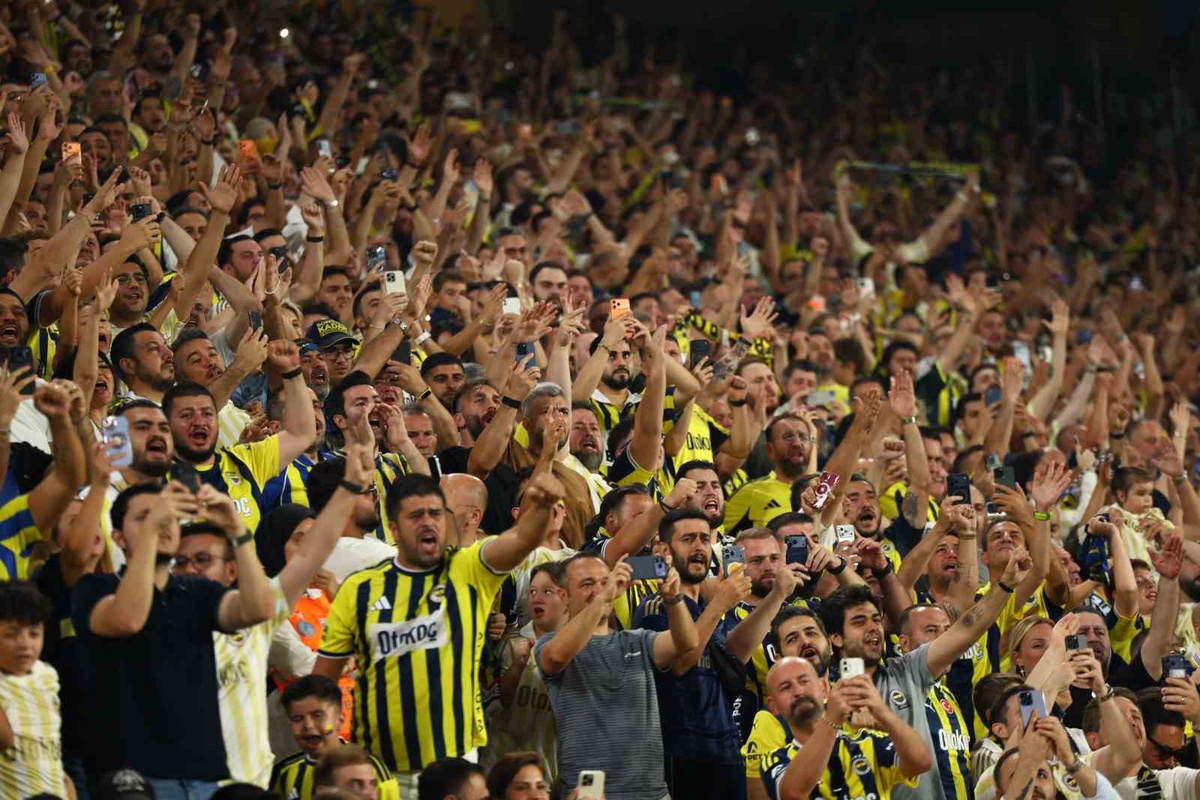 Süper Lig\'de Fenerbahçe, Beşiktaş derbisine Samsunspor maçından kazanan 11\'iyle çıktı
