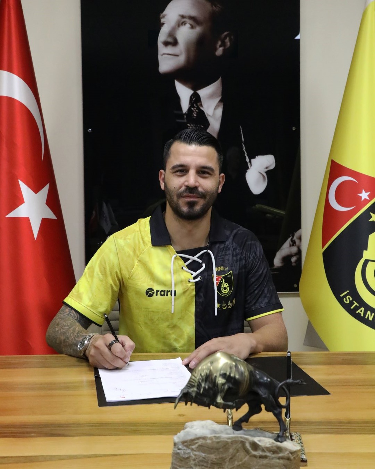 İstanbulspor, Mamadou Fall ve Aytaç Kara ile birer yıllık sözleşme imzaladı