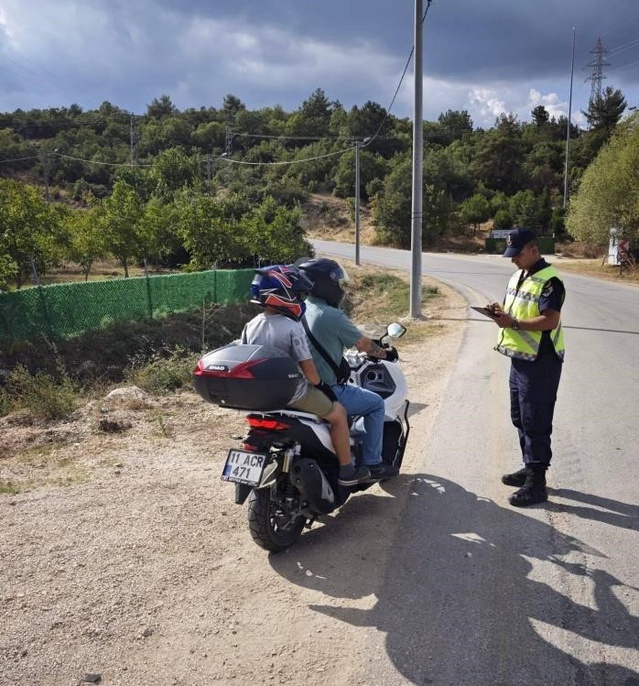 Bilecik'te jandarma motosiklet sürücülerine ekipman ve trafik kuralları uyarısı yaptı