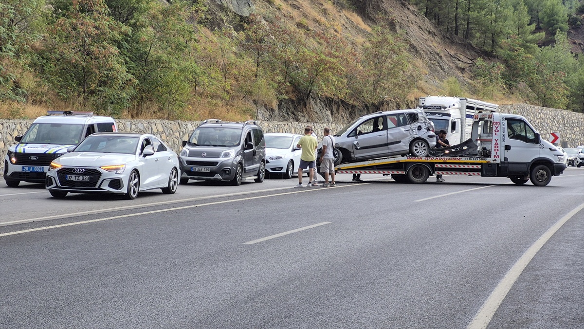 Denizli Kale'de otomobil istinat duvarına çarptı, 3 kişi yaralandı