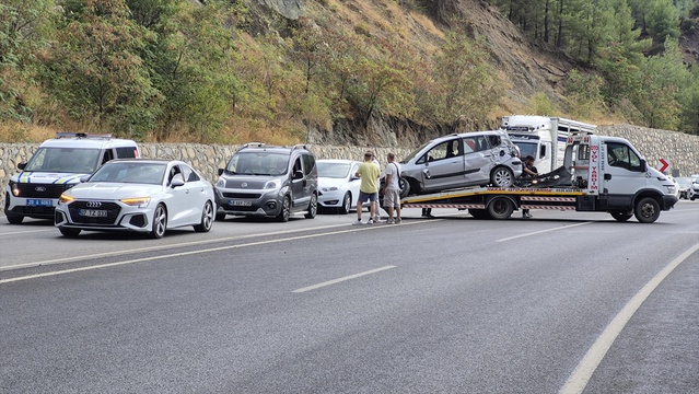 Denizli Kale'de otomobil istinat duvarına çarptı, 3 kişi yaralandı