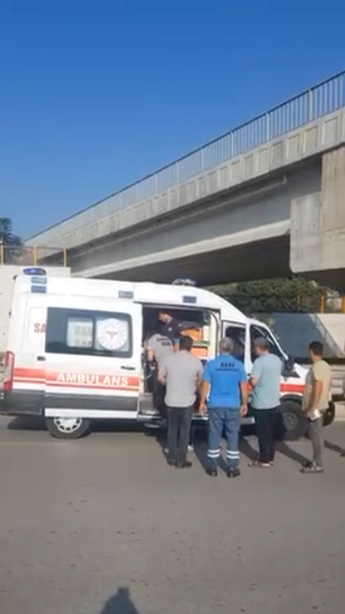 Adana'da seyir halindeki kamyonun açılan damperi demir yolu köprüsüne takıldı, hasar oluştu