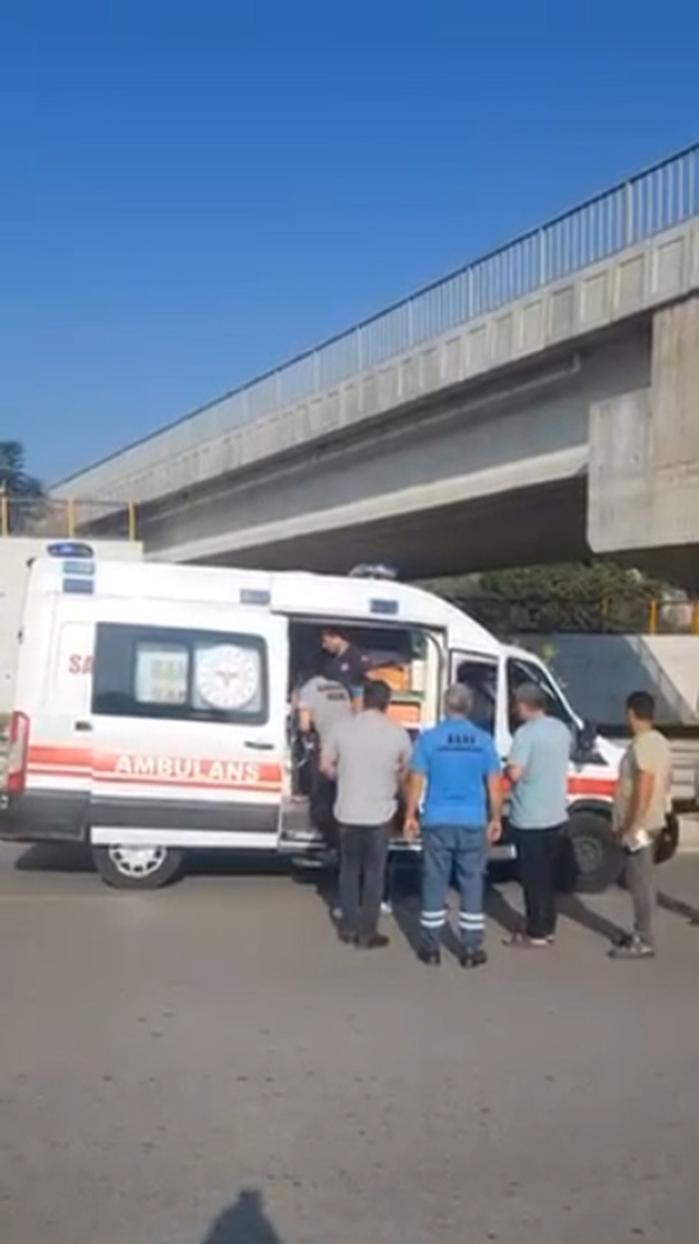 Adana'da seyir halindeki kamyonun açılan damperi demir yolu köprüsüne takıldı, hasar oluştu
