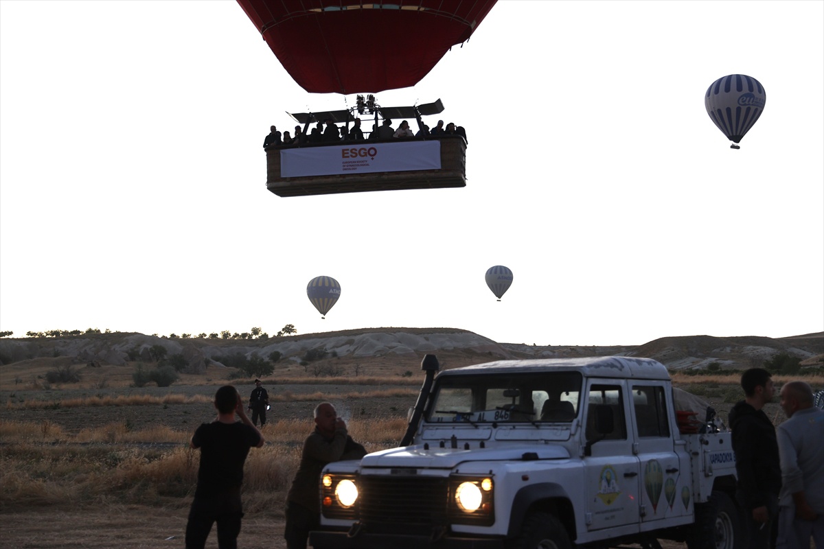 Kapadokya'da kanser farkındalığı için balonlu uçuş yapıldı