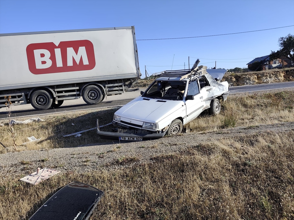 Karabük Eflani\'de kamyonla çarpışan otomobildeki 2 kişi yaralandı