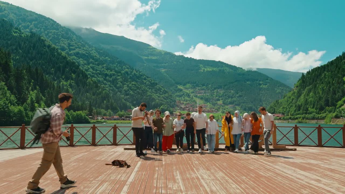 Cemre Baysel ve Mert Yazıcıoğlu'nun dizisi Doğu Karadeniz'i dünyaya tanıtacak