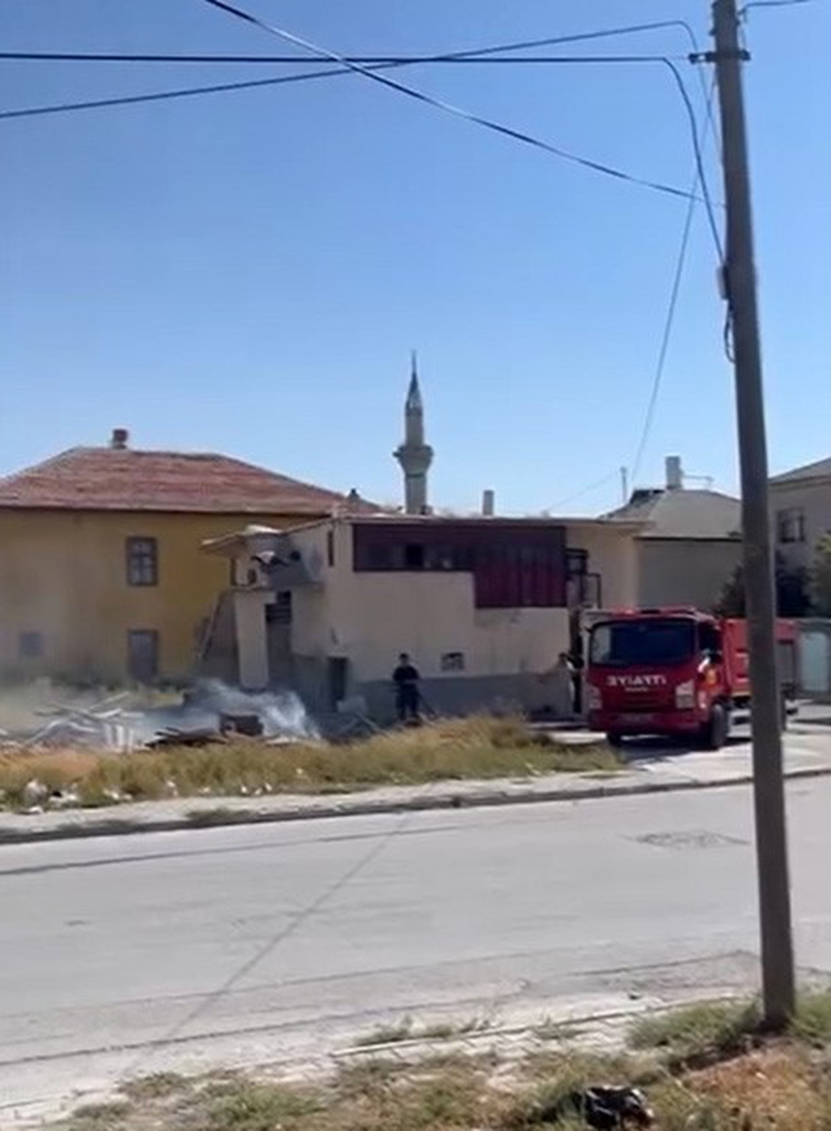 Konya Karapınar\'da iki ot yangını evlere sıçramadan söndürüldü