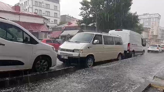 Kars'ta sağanak sonrası şiddetli dolu, kent merkezinde hayatı olumsuz etkiledi