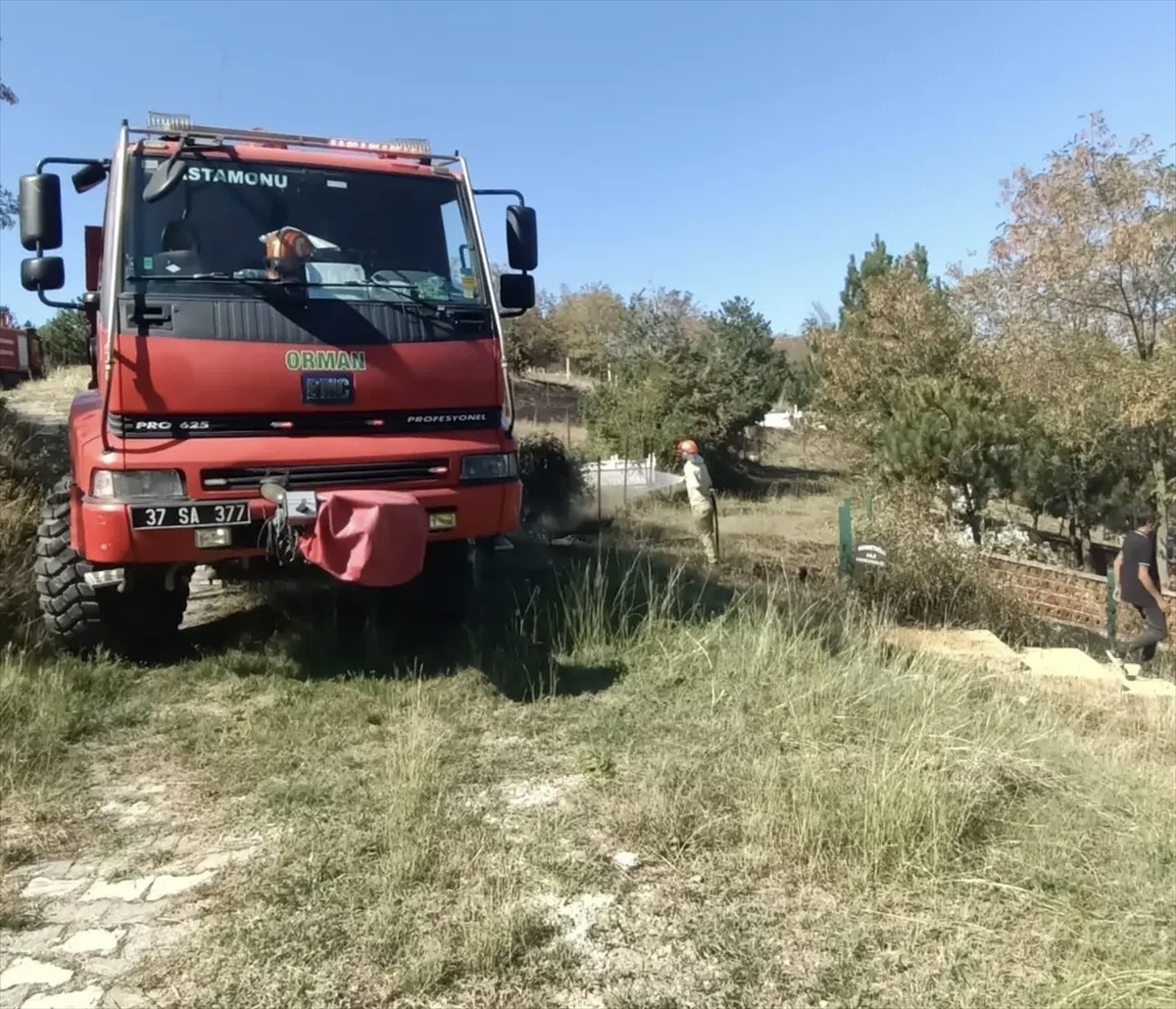 Kastamonu\'da mezarlıktan ormana sıçrayan yangın ekiplerin müdahalesiyle söndürüldü