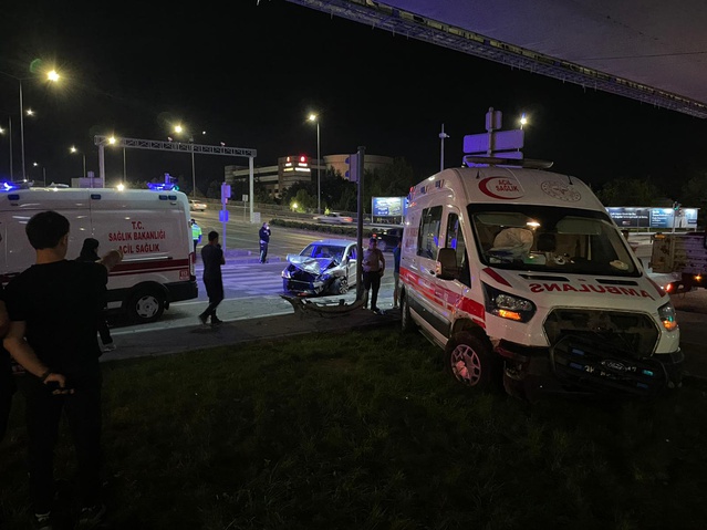 Kayseri'nin Kocasinan ilçesinde ambulansla otomobil çarpıştı, yaralılar hastaneye kaldırıldı