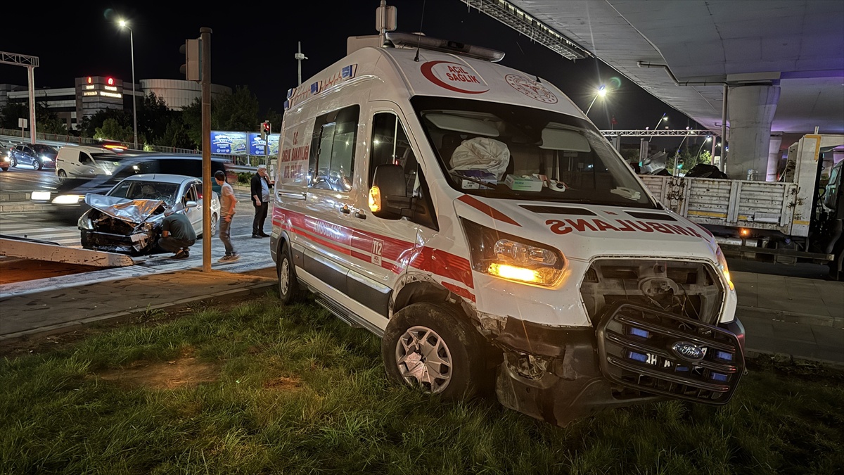 Kayseri Kocasinan'da ambulans-otomobil çarpıştı; 6 kişi yaralandı