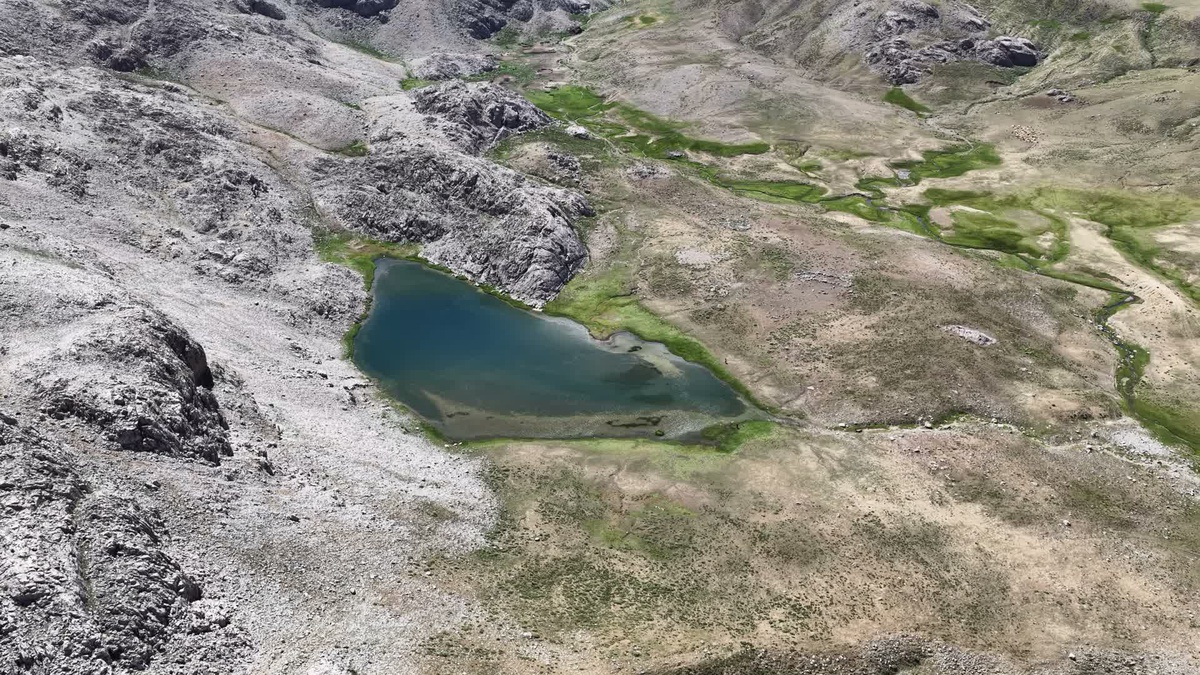 Tunceli Munzur Dağları'nda Eylül ayında gençler kar topu oynadı