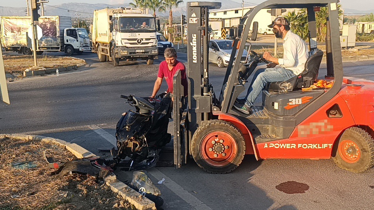Manavgat'ta kırmızı ışık ihlali yapan taksi motosiklete çarptı; 131 bin TL ceza kesildi