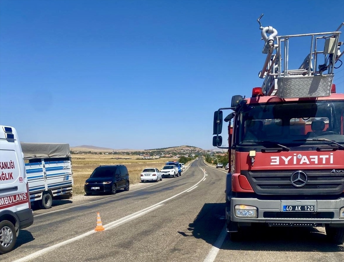 Kırşehir Boztepe'de tır şarampole devrildi, dorsede 4 büyükbaş telef oldu