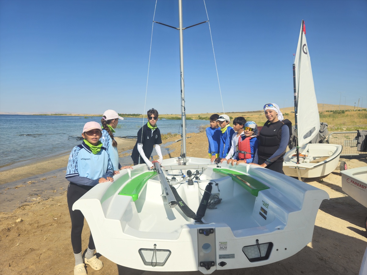 Kırşehir Hirfanlı\'da Optimist Yelken Yarışları 12 kulüp ve 75 sporcuyla başladı