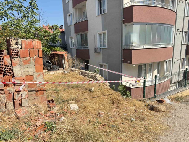 Bilecik'te kontrolden çıkan otomobil apartmanın bahçesine uçtu, 3 kişi yaralandı