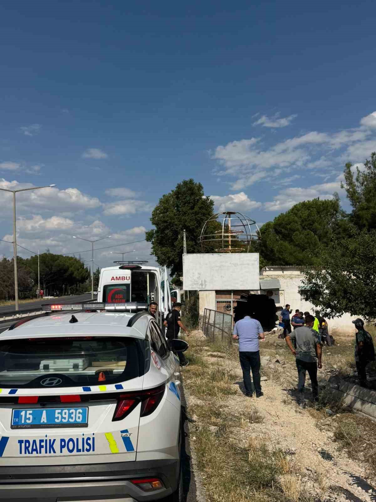 Burdur\'da kontrolden çıkan otomobil depoya girdi, 3 kişi hafif yaralandı