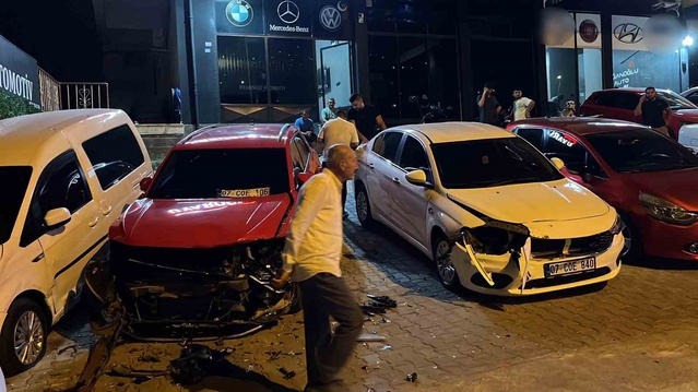 Kontrolden çıkan otomobil Alanya'daki galeride 3 araca çarptı, sürücü yaralı